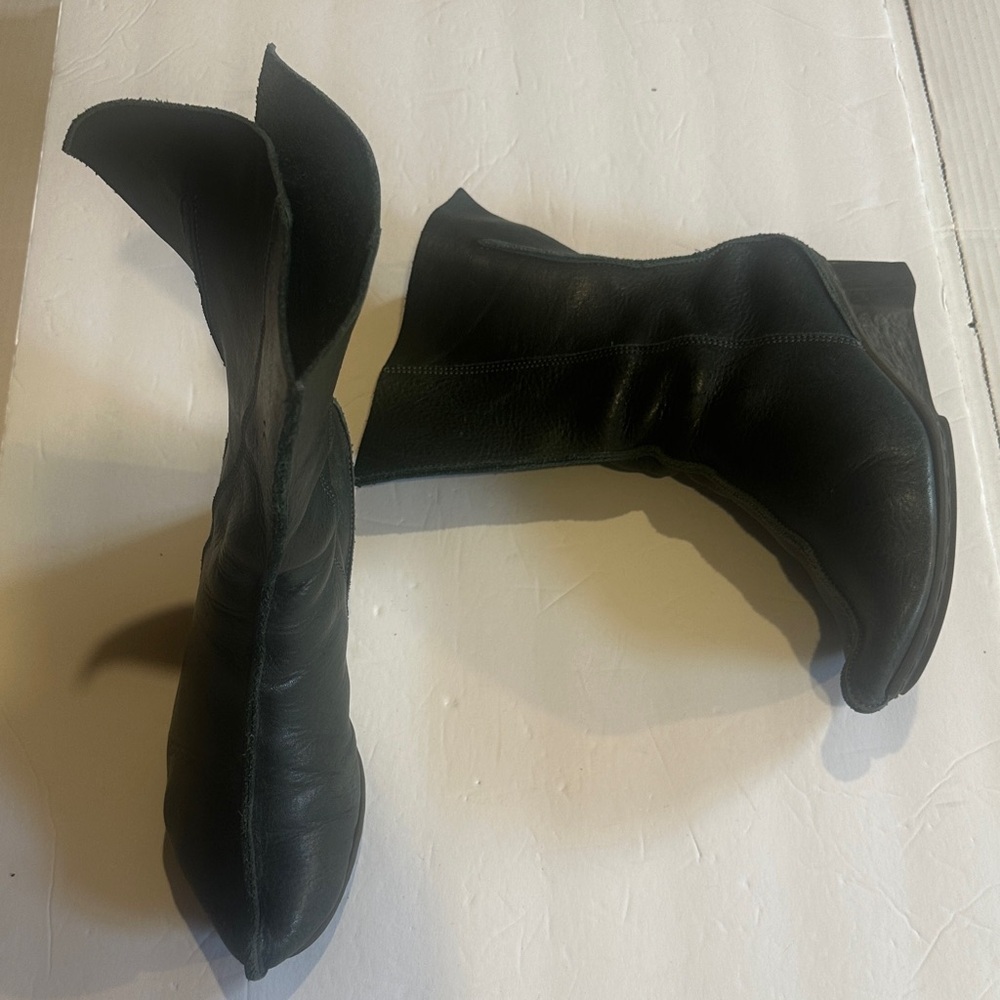 Trippen olive green comfortable heeled leather boots back zipper made in Germany